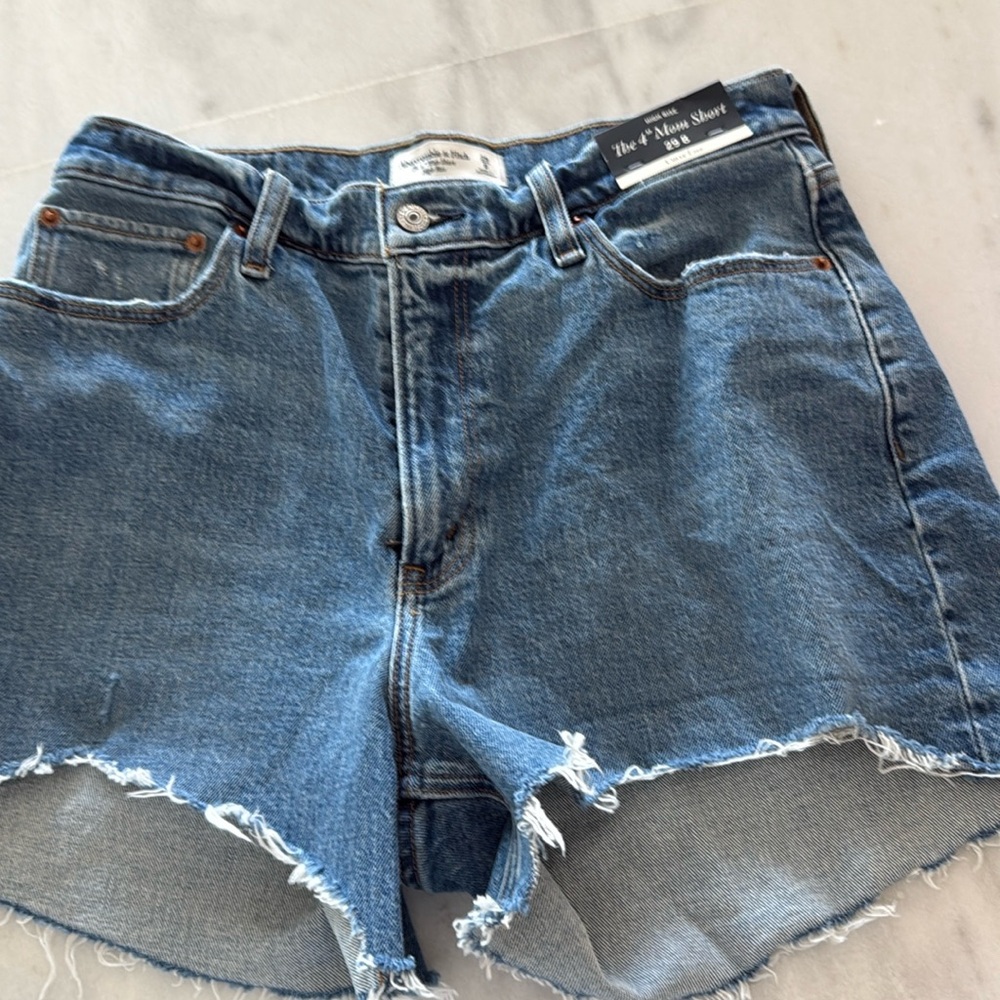 NWT Abercrombie 4” mom short curve love size 29 / 8 high rise